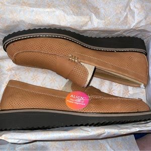 NIB COMFORTIVA LAINA LEATHER COMFORT LOAFER IN LUGGAGE SIZE 8.5 MEDIUM